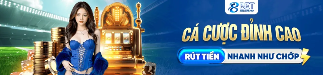 Bàn Baccarat sang trọng với lá bài và chip tại viet188